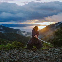 夕焼けを背に日本刀を振り下ろす侍、御霊櫃峠にての修行の写真