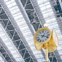 大阪ステーションシティの広場に設置された金色の大型時計の写真