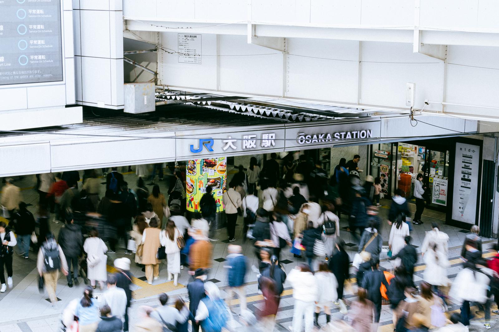 JR大阪駅の駅前で大勢の人が列をなして出入りしている様子