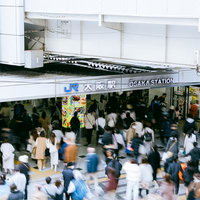 JR大阪駅に吸い込まれていく人混み 通勤ラッシュ時の駅前風景の写真