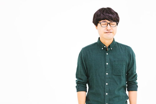 無言で悔しさをにじませるメガネをかけた男性