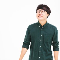 緊張から開放されて笑顔を見せるエンジニア男性の写真