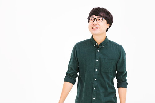 緊張から開放されて笑顔を見せるエンジニア男性