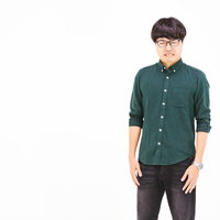 こみあげる怒りをぐっと堪えるエンジニア男性の写真