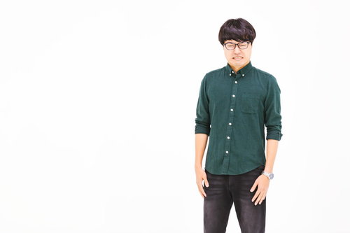 こみあげる怒りをぐっと堪えるエンジニア男性