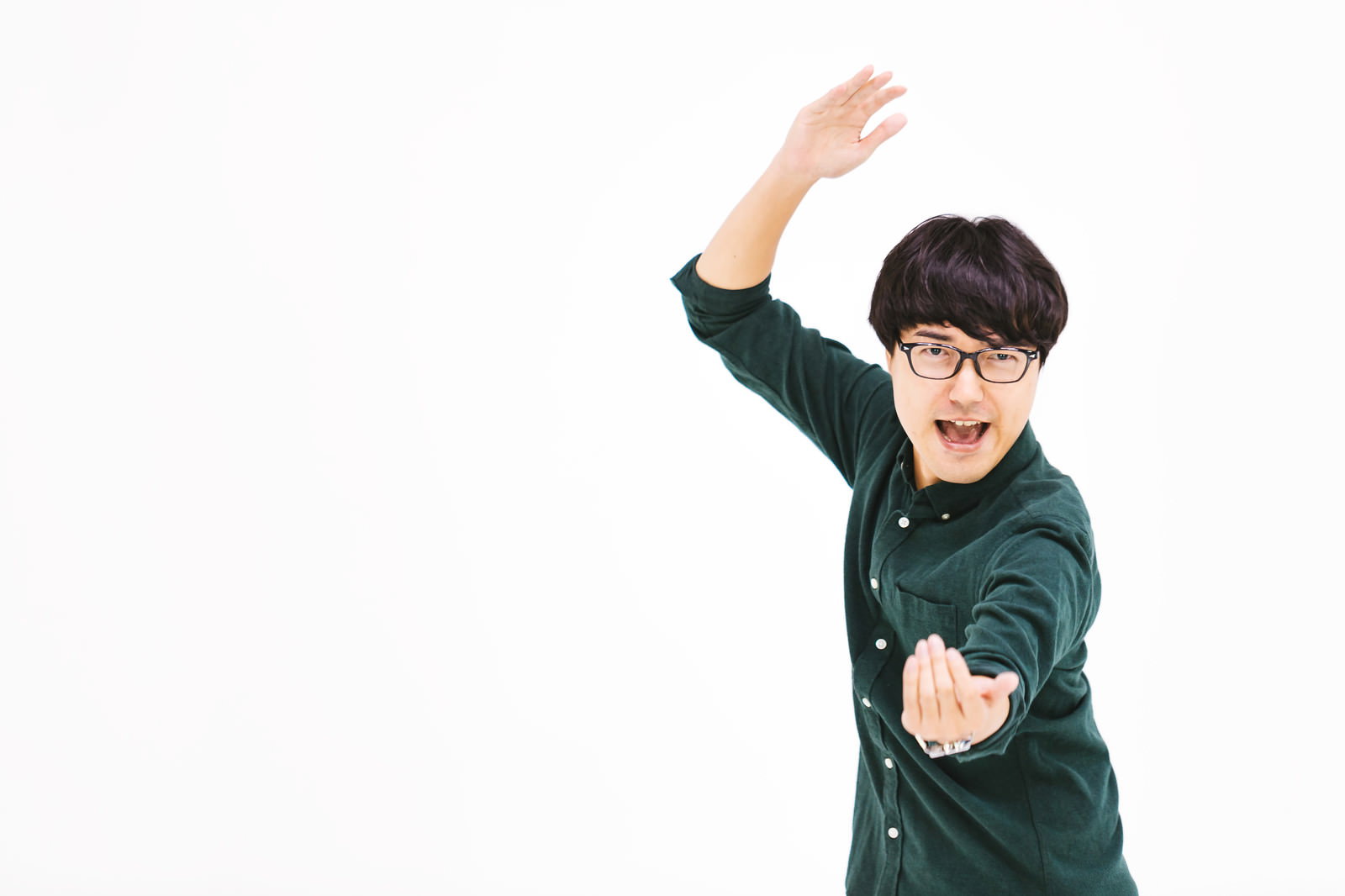大笑いするメガネの男性［モデル：真崎真幸］