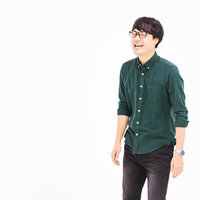 ゲラゲラ笑う眼鏡のエンジニア男性の楽しそうな笑顔の写真