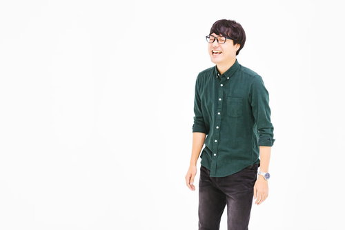 ゲラゲラ笑う眼鏡のエンジニア男性の楽しそうな笑顔