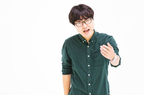 こっちにけー（広島弁）と怒りながら手招きする男性