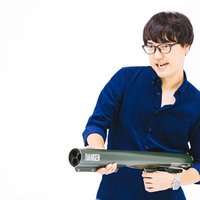 バズーカ砲をぶっぱなすメガネ君の写真