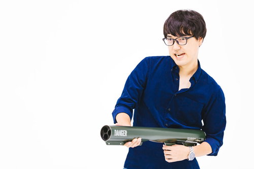 バズーカ砲をぶっぱなすメガネ君