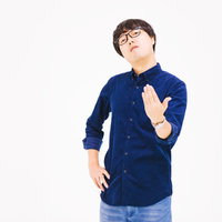 口だけ野郎を挑発するメガネ男子の指招きポーズの写真