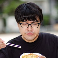 いただきますで目を閉じ箸を握る黒縁眼鏡の牛丼男子の写真
