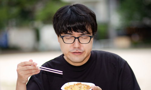 いただきますで目を閉じ箸を握る黒縁眼鏡の牛丼男子