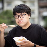 牛丼を美味しくいただいてるスタッフの写真