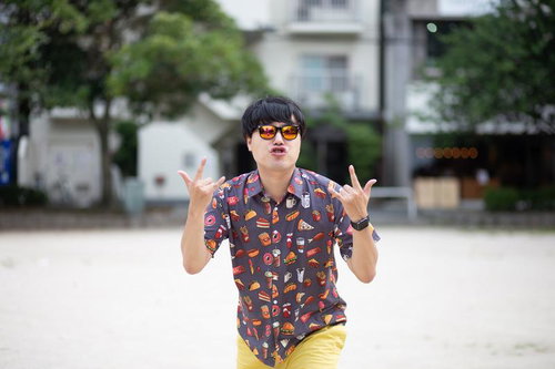 オレ6人家族ぅ〜と両手を上げて喜ぶ男性