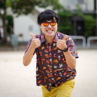 夜のパーティが待ち遠しいハイテンションの男性の写真