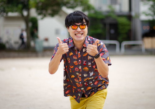 夜のパーティが待ち遠しいハイテンションの男性