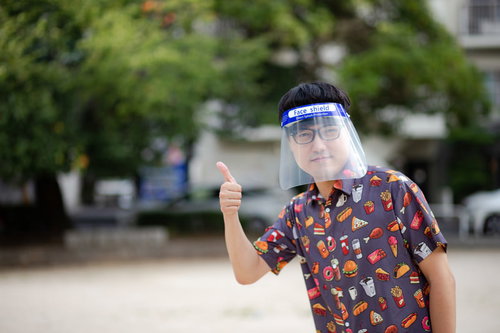 公園の散歩にもフェイスシールドでいいね、グッジョブサインをする男性