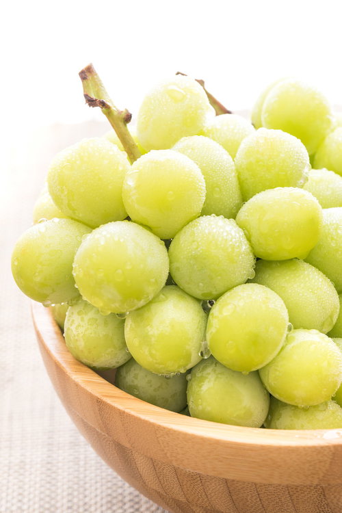 木製ボウルに盛られた大粒のシャインマスカット