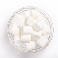 ガラス容器に入ったふわふわ白いマシュマロのお菓子の写真