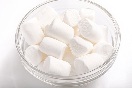 調理前のマシュマロをガラスボウルに盛った様子