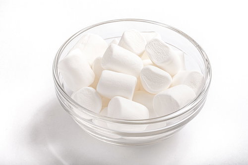 透明なガラスボウルに盛られたマシュマロのおやつ