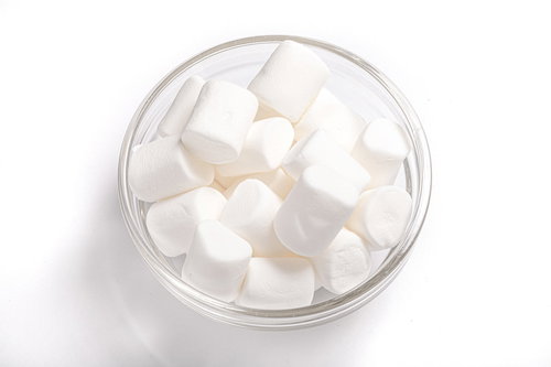 透明なガラス器に盛られたおやつのマシュマロ