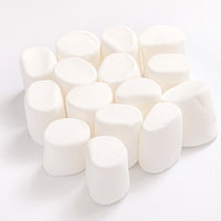 白い背景に積み重なるふわふわマシュマロの集まりの写真