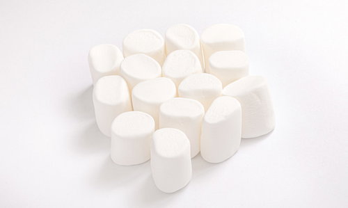 白い背景に積み重なるふわふわマシュマロの集まり