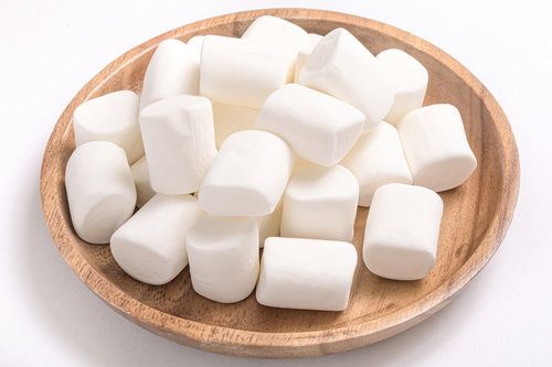 木目のプレートに盛られた白くてふわふわなマシュマロ