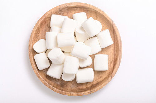 木の皿に盛られた甘くてふわふわのマシュマロ