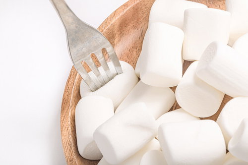 フォークで刺したもっちりマシュマロ