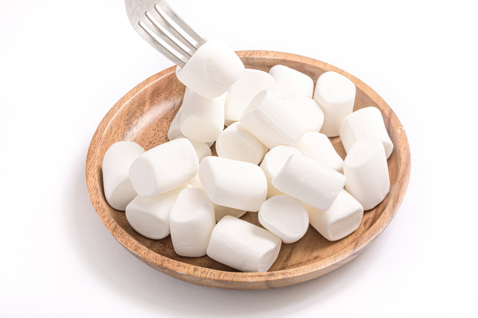 木皿の上のマシュマロをフォークで刺す