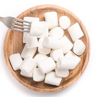 木製のボウルに盛られたふわふわのマシュマロとフォークの写真