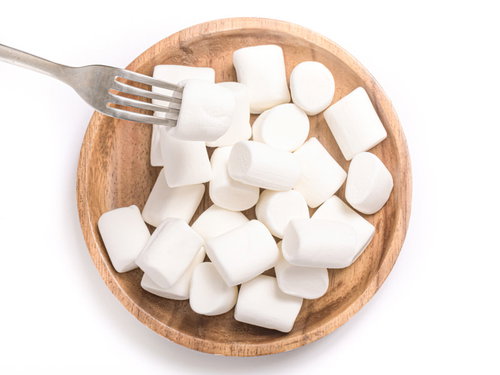 木製のボウルに盛られたふわふわのマシュマロとフォーク