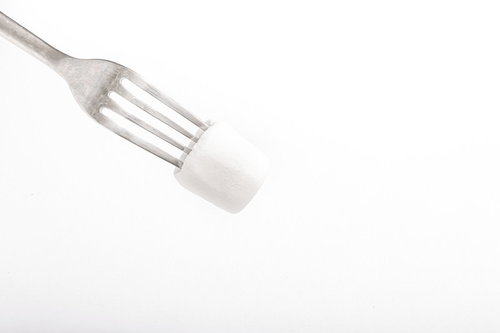 マシュマロをフォークでぶすっと刺したおやつ