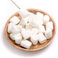 木製スプーンで甘いマシュマロを取る瞬間、ふわふわのおやつタイムの写真