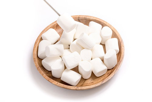 木製スプーンで甘いマシュマロを取る瞬間、ふわふわのおやつタイム