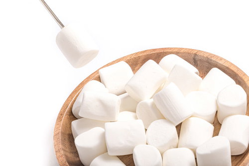 木製ボウルに山盛りのマシュマロと牛乳のスイーツ