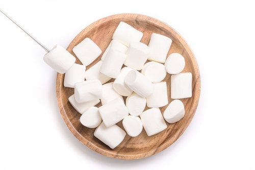 木製プレートに盛った白いマシュマロとスプーン