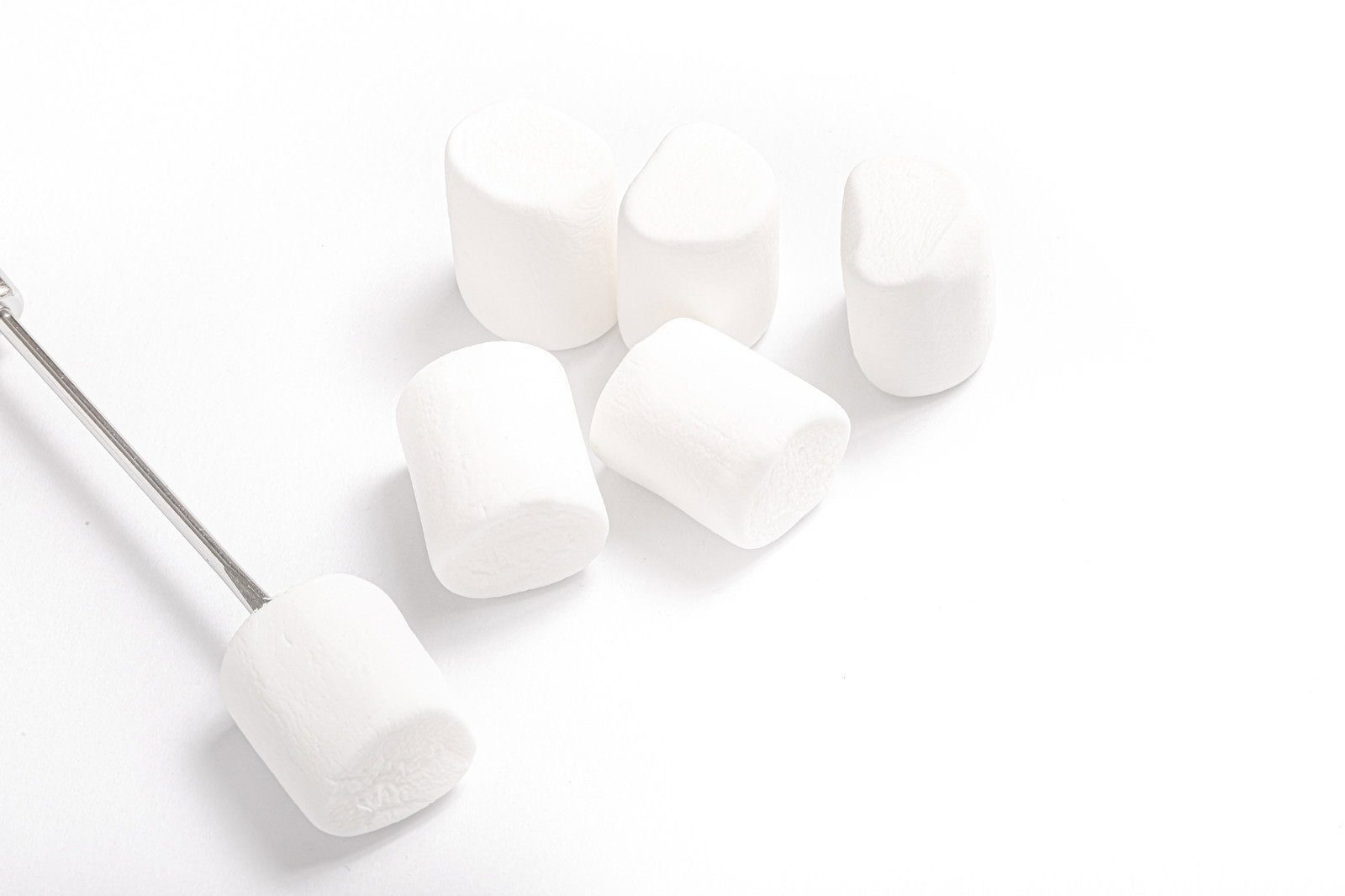 白い背景に置かれたふわふわの白いマシュマロ