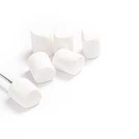 甘くてふわふわのマシュマロとスプーン、白い背景の写真