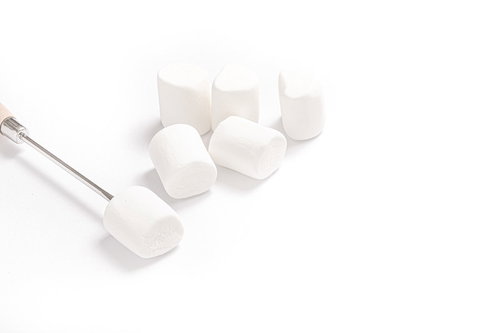 甘くてふわふわのマシュマロとスプーン、白い背景