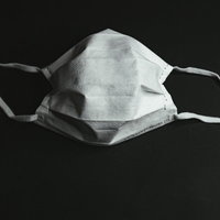 品切れ続出のマスク、白い不織布マスク。感染症対策に必須の医療用品の写真