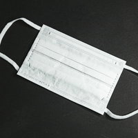 市販品の白色不織布マスク1枚の写真