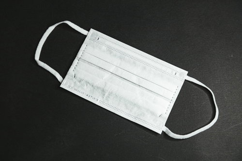 市販品の白色不織布マスク1枚