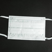 市販品の白い不織布マスクを入手した様子、耳かけゴムひも付きの写真