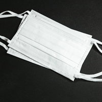 もう少しで常備しているマスクがなくなりそう、積み重ねられた使い捨てマスクの写真