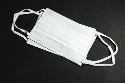 もう少しで常備しているマスクがなくなりそう、積み重ねられた使い捨てマスク